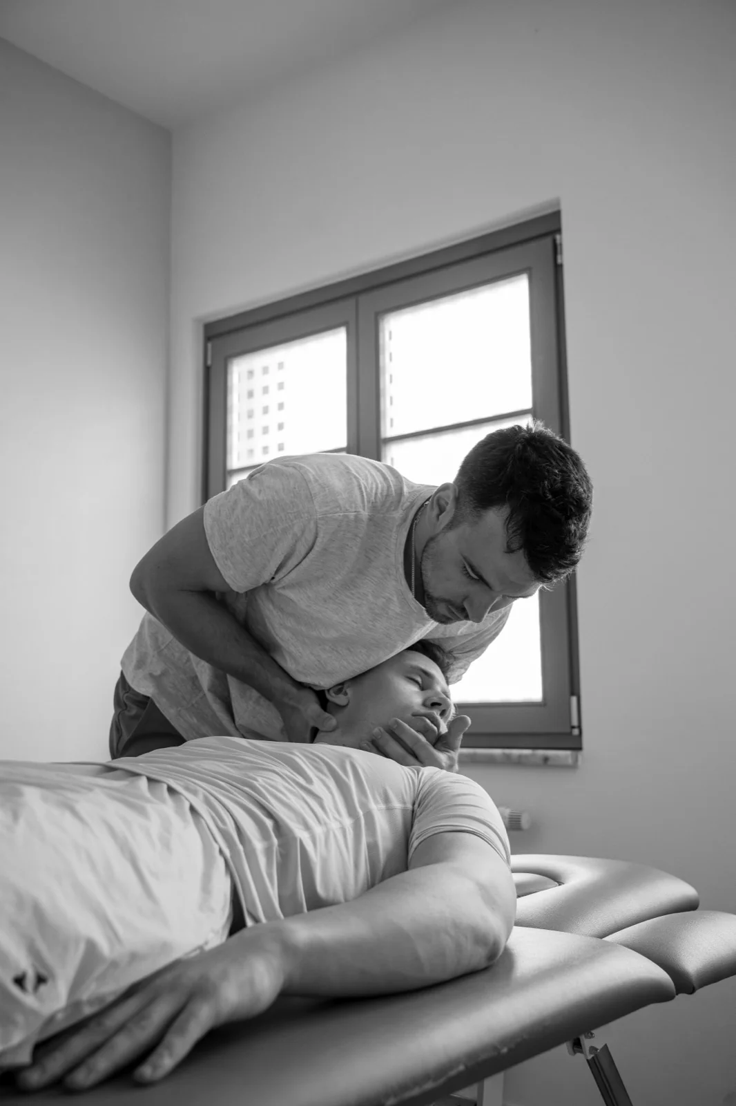 Physiotherapeutische Behandlung bei PHYSIOEFFEKT: Therapeutin wendet manuelle Techniken zur Schmerzlinderung und Verbesserung der Beweglichkeit an
