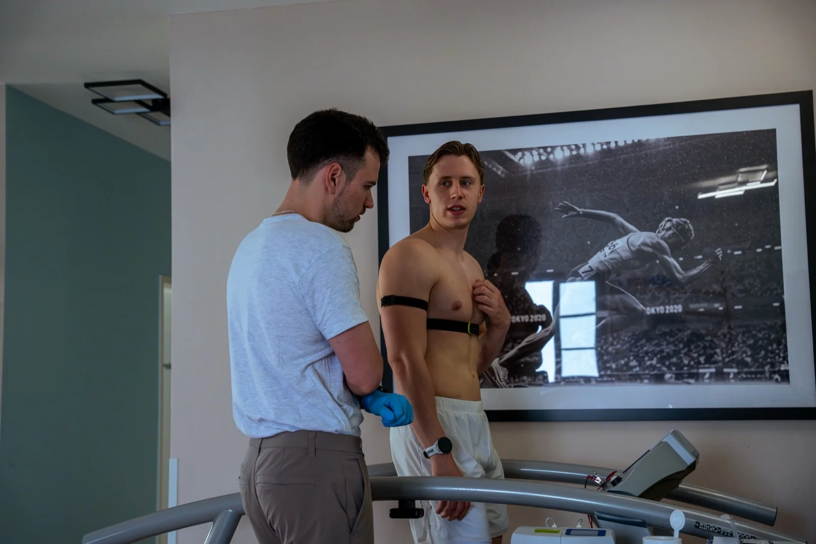 PHYSIOEFFEKT Therapeut führt Laktat-Leistungsdiagnostik am Laufband durch - Moderne Sportphysiotherapie Berlin